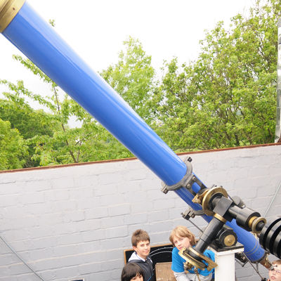Kinder schauen durch ein Teleskop in den Himmel.  Ralph Orange