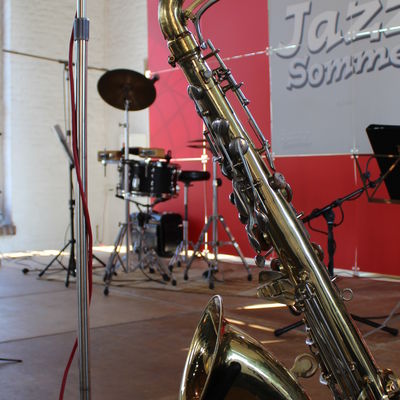 Saxophon auf der Bühne im Lokschuppen