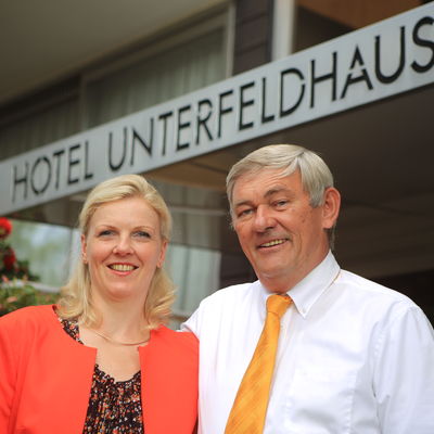 Hotel Unterfeldhaus: Eigentümer vor dem Hoteleingang
