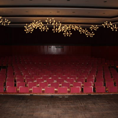 Vollbestuhlung im Saal der Stadthalle mit Blick von der Bühne