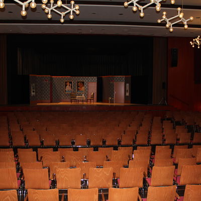 Vollbestuhlung im Saal der Stadthalle mit Blick auf die Bühne