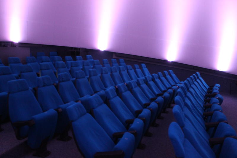 Blaue Stühle im Vorführungssaal des Planetariums. © Dr. Andreas Schmidt