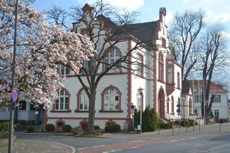 Das Rathaus Erkrath im Frühling.
