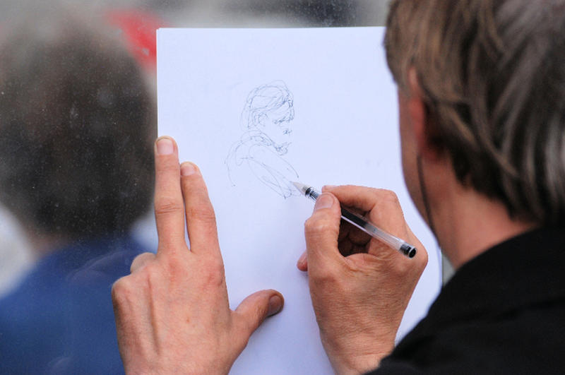 Ein Mann fertigt eine grobe Skizze von einem Menschen an.
