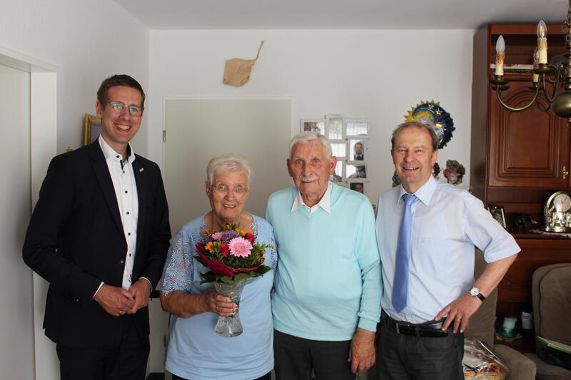 Bürgermeister Christoph Schultz beglückwünscht Hannelore und Günter Otto nach 65 Jahren Ehe zur Eisernen Hochzeit.