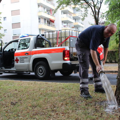 Wolfgang Cüppers vom Deutschen Roten Kreuz kümmerte sich mit seinem Team um die Bäume in Alt-Erkrath.