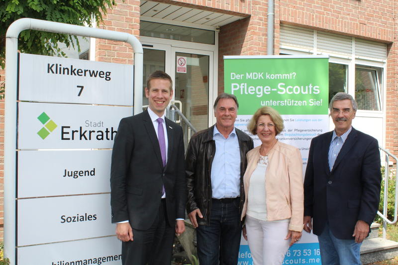 Bürgermeister Christoph Schultz zusammen mit den beiden Erkrather Pflege-Scouts Otto Berger und Elisabeth Knebel sowie Pflege-Scout Koordinator Erwin Knebel.