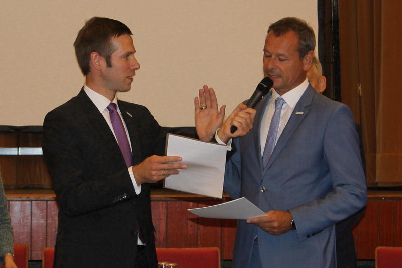 Bürgermeister Christoph Schultz (li.) nimmt dem neuen Beigeordneten und Stadtkämmerer Thorsten Schmitz den Amtseid ab.