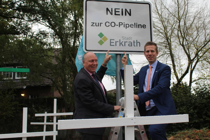 Bürgermeister Christoph Schultz und Wolfgang Cüppers von der Interessengemeinschaft Erkrath vor dem Protest-Schild.