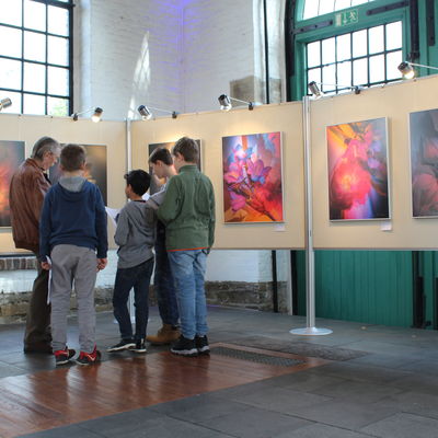 Am letzten Tag der Ausstellung kamen zwei Klassen der Realschule Hochdahl zu Besuch und ließen sich in einer Rallye die Kunstwerke von einigen anwesenden Künstlerinnen und Künstlern erläutern.