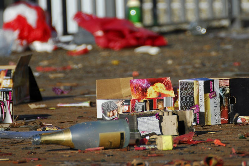 Das Bild zeigt Silvester-Abfall auf dem Bürgerteig.