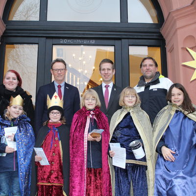 Bürgermeister Christoph Schultz und Erster Beigeordneter Ulrich Schwab-Bachmann empfingen die Sternsinger im Rathaus.