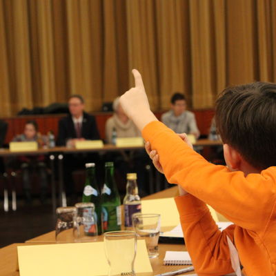 Das Bild zeigt eine Wortmeldung eines Kindes in der Sitzung des Kinderparlamentes.