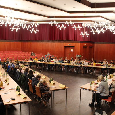 Das Bild zeigt eine Sitzung des Kinderparlaments in der Stadthalle Erkrath.