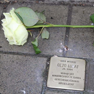 Das Bild zeigt einen Stolperstein, der an die Opfer des Nationalsozialismus in Erkrath erinnern soll.