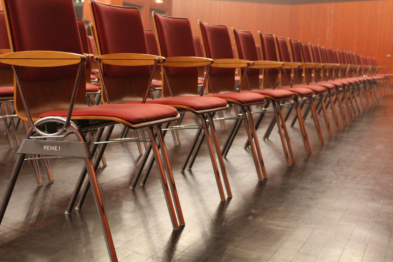 Stuhlreihen in der Stadthalle Erkrath