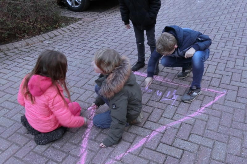 Die Mitglieder des Arbeitskreises Verkehr des Kinderparlaments haben sich in Hochdahl vor Ort ein Bild von der Verkehrssituation in einer Spielstraße gemacht.