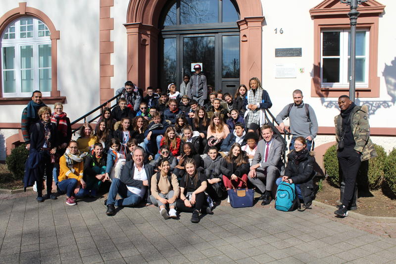 Die Gastschülerinnen und Gastschüler des Gymnasium Hochdahl besuchten auch das Erkrather Rathaus und Bürgermeister Christoph Schultz.
