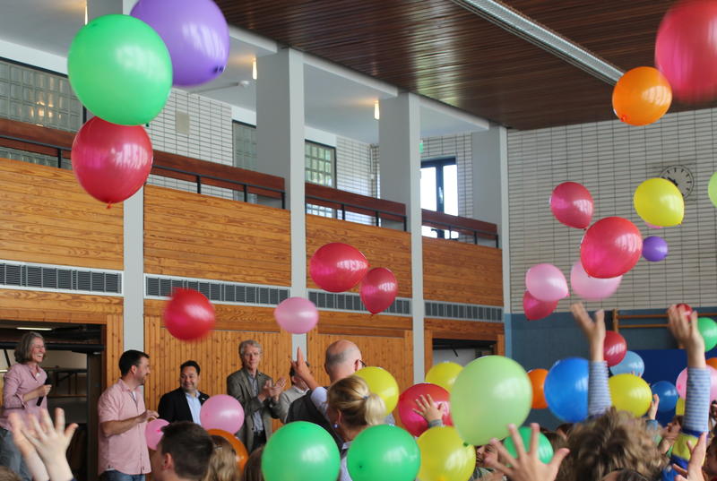Die Schülerinnen und Schüler der Gemeinschafts-Grundschule Erkrath ließen zur Einweihung der neuen Turnhalle an der Falkenstraße bunte Luftballons fliegen.