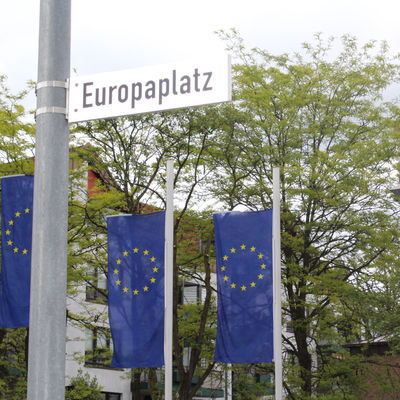 Die Fahnenmasten zur Beckhauser Straße werden dauerhaft mit der Europaflagge beflaggt, um das Bekenntnis zur Europäischen Union weithin sichtbar zu machen.