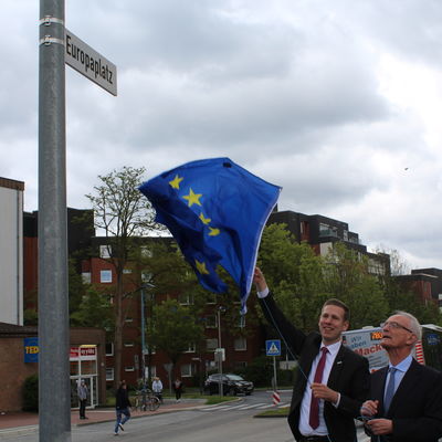 Am Europatag wurde der Platz vor den Hochdahl Arcaden offiziell in »Europaplatz« umbenannt - eine Würdigung der Leistungen der Europäischen Union.