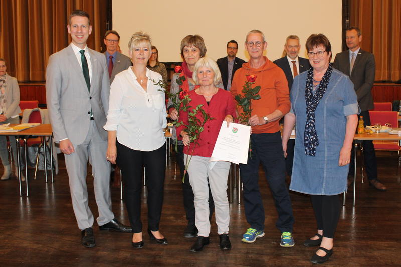 Bürgermeister Christoph Schultz (l.) und die stellvertretenden Bürgermeisterinnen Regina Wedding (r.) sowie Sabine Lahnstein (2.v.l.) gratulierten dem Vorstand des Fördervereins Naturschutzzentrum Bruchhausen zum Erhalt des Bürgerinnen- und Bürgerpreises 2018.
