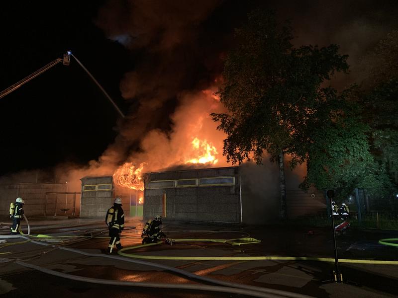 Das Bild zeigt wie Flammen aus dem Schulgebäude der Grundschule Sandheide dringen.