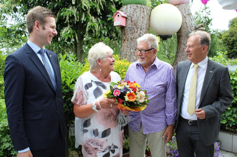 Bürgermeister Christoph Schultz (1.v.l.) und stellvertretender Landrat Michael Ruppert (r.) beglückwünschen Ursel und Winfried Groß nach 60 Jahren Ehe zur Diamantenen Hochzeit.