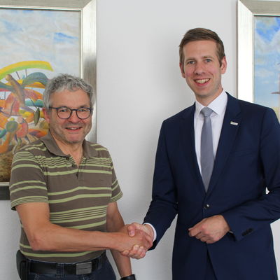Bürgermeister Christoph Schultz verabschiedet Ratsmitglied Prof. Dr. Dieter Braun, der seit 2018 in der CDU-Ratsfraktion gewirkt hat.