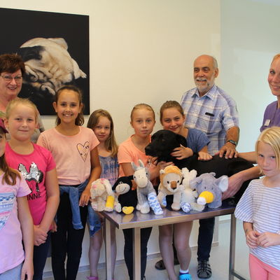 Bei ihrem Freizeitspaß-Ausflug besuchten die Kinder die Tierklinik Neandertal. Mit dabei waren auch Jugendreferent Werner Meier und die stellvertretende Bürgermeisterin Regina Wedding.
