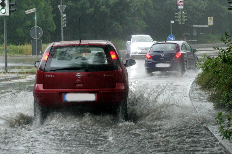 Straße unter Wasser bei Starkregen