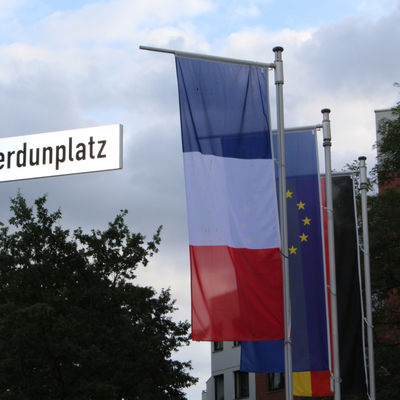 Zur offiziellen Einweihung des Verdunplatzes wurden an der Karschhauser Straße die französische, die europäische und die deutsche Flagge gehisst.