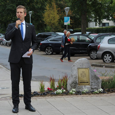 Bürgermeister Christoph Schultz begrüßte die Gäste zur Einweihung des Verdunplatzes in Hochdahl.