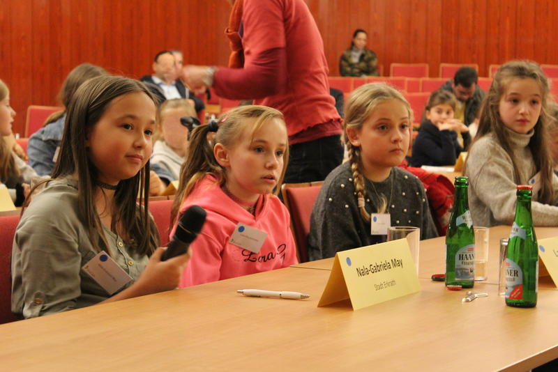 Mitglieder des Kinderparlaments bringen ihre Anregungen und Ideen für ein kinderfreundliches Erkrath ein.