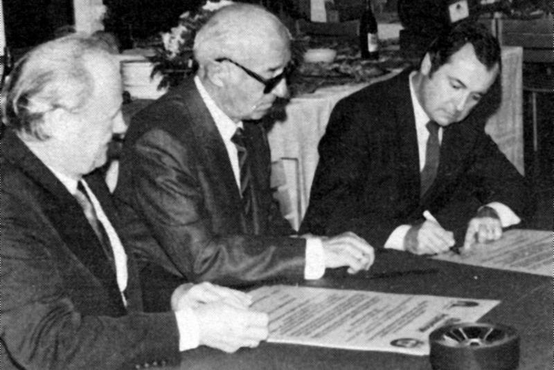 Stadtdirektor Albert Peters, Bürgermeister Dr. Aloys Kiefer und Président Christian Goermelen bei der Unterzeichnung der französischen Fassung der Städtepartnerschaft im Oktober 1981 in Cergy-Pontoise.