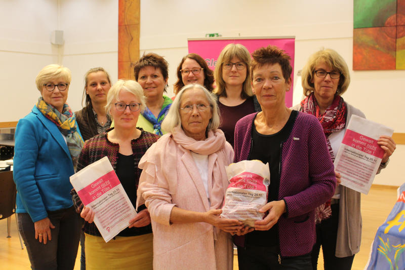 2019 wird die Brötchentütenaktion zum internationalen Aktionstag »Nein zu Gewalt gegen Mädchen und Frauen« von den Gleichstellungsbeauftragten im Kreis Mettmann in den Fokus gerückt.