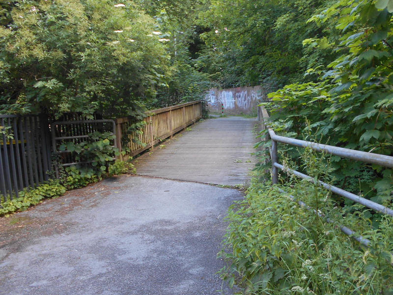 Die alte Holzbrücke Henschesgässchen soll bald durch einen Neubau ersetzt werden.