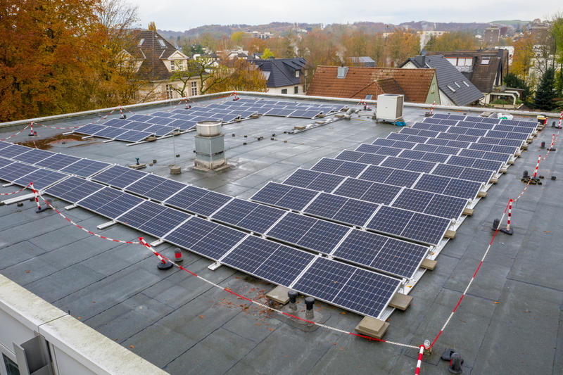 Das Bild zeigt die Photovoltaikanlage auf dem Dach des Rathauses. © Bernd Bleichroth