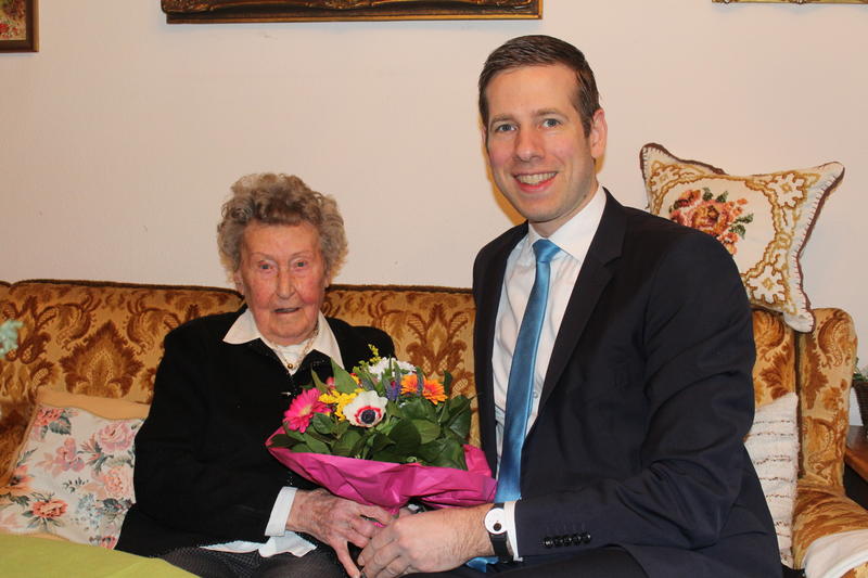 Bürgermeister Christoph Schultz gratuliert Grete Peters zum hundertsten Geburtstag.