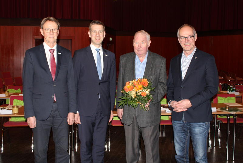 Bürgermeister Christoph Schultz verabschiedet gemeinsam mit Wahlleiter Ulrich Schwab-Bachmann (1.v.l.) und SPD-Ratsfraktionsvorsitzenden Detlef Ehlert (1.v.r.) Ratsmitglied Dieter Becker (2.v.r.), der über 15 Jahre in der SPD-Ratsfraktion gewirkt hat.
