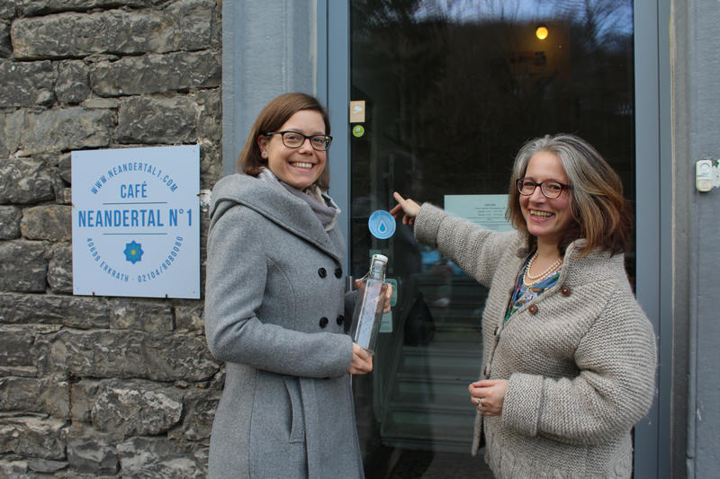 Die erste Erkrather Refill-Station befindet sich im Café Neandertal No. 1 von Betreiberin Caterina Klusemann (re.). Klimaschutzmanagerin Lena Brümmer hofft auf weitere engagierte Erkrather Unternehmerinnen und Unternehmer.