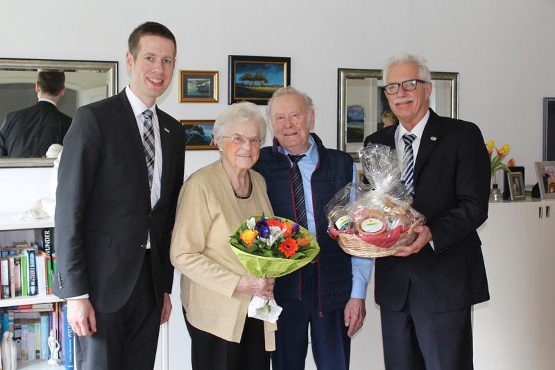 Bürgermeister Christoph Schultz und Landrat Thomas Hendele beglückwünschen Ursula und Gerhard Kolloch nach beeindruckenden 70 Jahren Ehe zur Gnadenhochzeit.