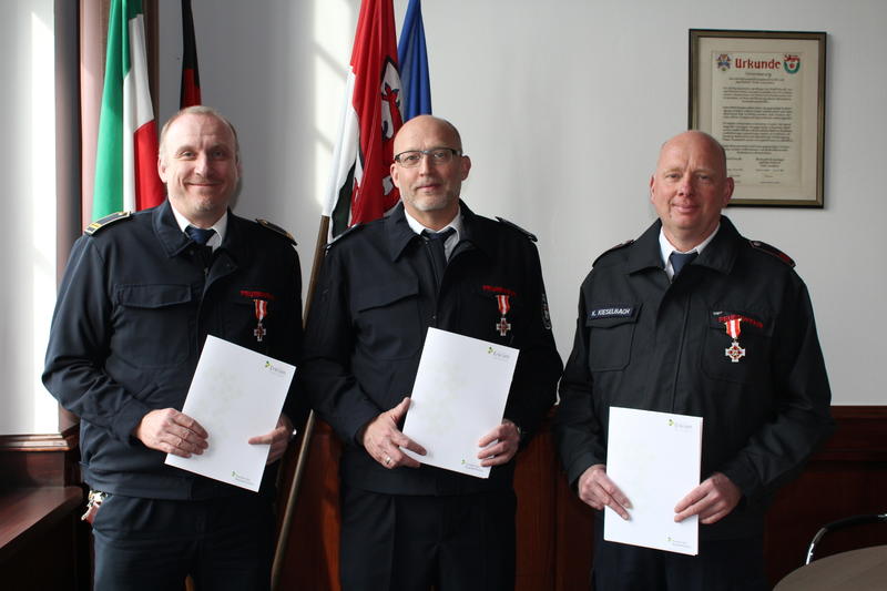Oberbrandrat Guido Vogt, Stadtbrandinspektor Jörg Schmitter sowie Hauptbrandmeister Kai Kieselbach mit dem Goldenen Ehrenzeichen  der Feuerwehr.