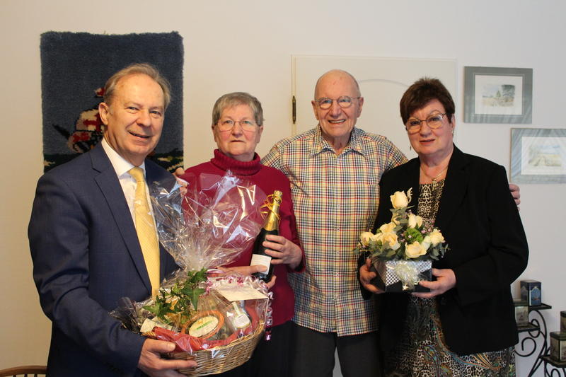 Stellvertretende Bürgermeisterin Regina Wedding (1.v.r.) und erster stellvertretender Landrat Michael Ruppert (1.v.l.) beglückwünschen Marlies und Wolfgang Os zu beeindruckenden 60 Jahren Ehe.