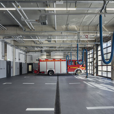 Die Fahrzeuge des Löschzuges I Alt-Erkrath in der neuen Fahrzeughalle. Foto: Feuerwehr Erkrath