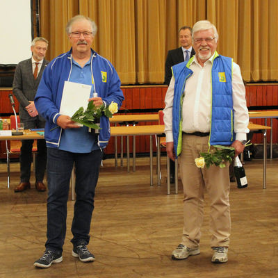 Harald Mars (r.) und Rudi Birkenstock übernahmen stellvertretend für das Team des Bürgerbusses den Bürgerinnen- und Bürgerpreis der Stadt Erkrath 2019 entgegen.