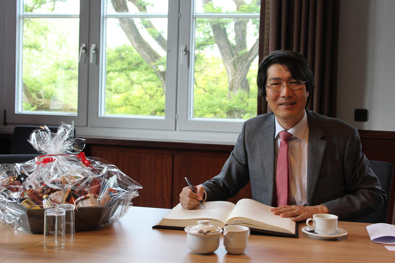 Der japanische Generalkonsul Kiminori Iwama durfte sich bei seinem Besuch im Rathaus ins Goldene Buch der Stadt Erkrath eintragen.