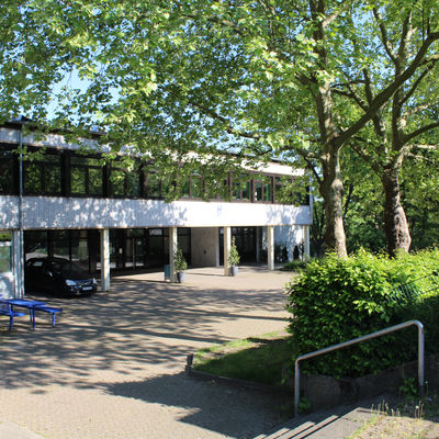 Der Eingangsbereich des Gymnasium Hochdahl im Schulzentrum Rankestraße.
