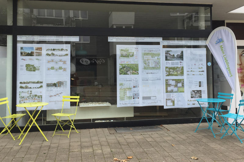Im Schaufenster des Quartiersbüro Sandheide sind die drei Preisträger des Architekturwettbewerbes "Campus Sandheide" ausgestellt.