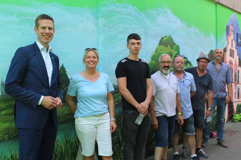 Bürgermeister Christoph Schultz (l.) bedankte sich während der offiziellen Einweihung des neugestalteten Erkrath S-Bahnhofes bei den Künstlerinnen und Künstlern der Neanderart Group.